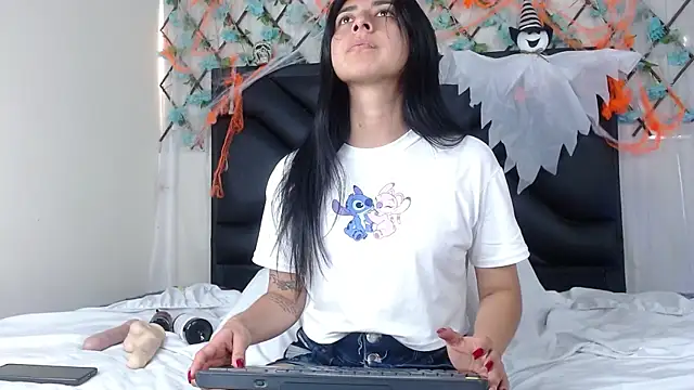 Snapshot of EmmaWilliamss chatting on 10.22.25 EmmaWilliamss online show from 10.22.25