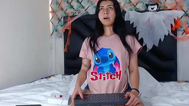 Snapshot of EmmaWilliamss chatting on 10.24.25 EmmaWilliamss online show from 10.24.25