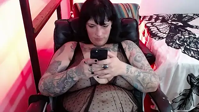 Snapshot of VampGirl1 chatting on 01.12.25 VampGirl1 online show from 01.12.25