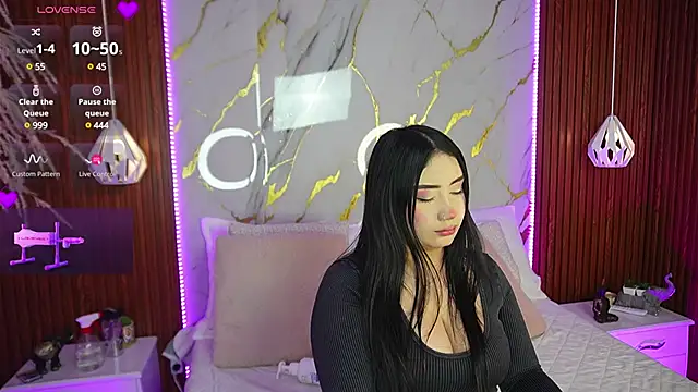 Snapshot of haylie_ chatting on 12.14.24 haylie  online show from 12.14.24