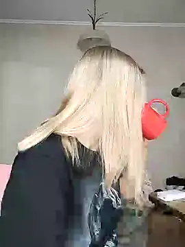 Snapshot of KrissSexi chatting on 02.19.25 KrissSexi online show from 02.19.25