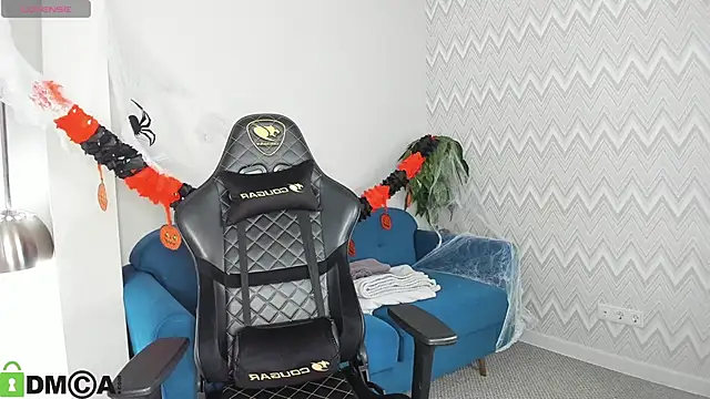 Snapshot of Barbie_Lis chatting on 10.28.25 Barbie Lis online show from 10.28.25