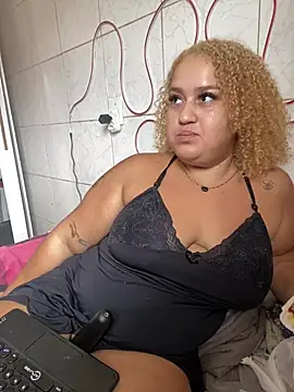 Snapshot of MinaBoss chatting on 02.04.25 MinaBoss online show from 02.04.25