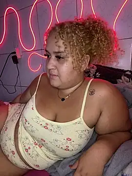 Snapshot of MinaBoss chatting on 02.05.25 MinaBoss online show from 02.05.25