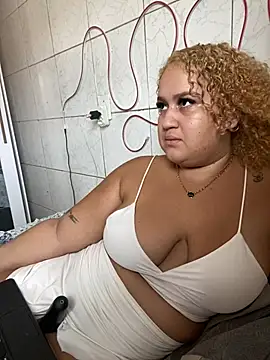 Snapshot of MinaBoss chatting on 02.05.25 MinaBoss online show from 02.05.25