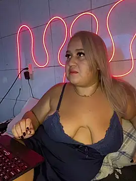 Snapshot of MinaBoss chatting on 02.18.25 MinaBoss online show from 02.18.25