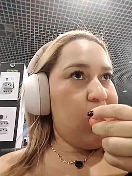 Snapshot of MinaBoss chatting on 09.12.25 MinaBoss online show from 09.12.25