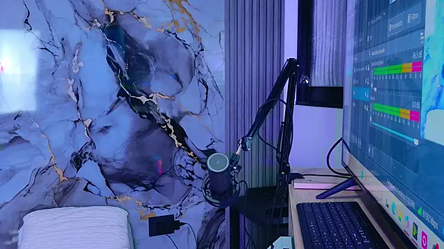 Snapshot of NathaxaLeans chatting on 10.08.25 NathaxaLeans online show from 10.08.25