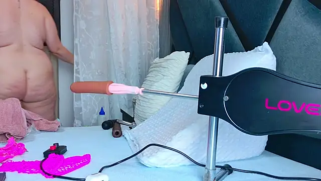 Snapshot of NathaxaLeans chatting on 10.11.25 NathaxaLeans online show from 10.11.25