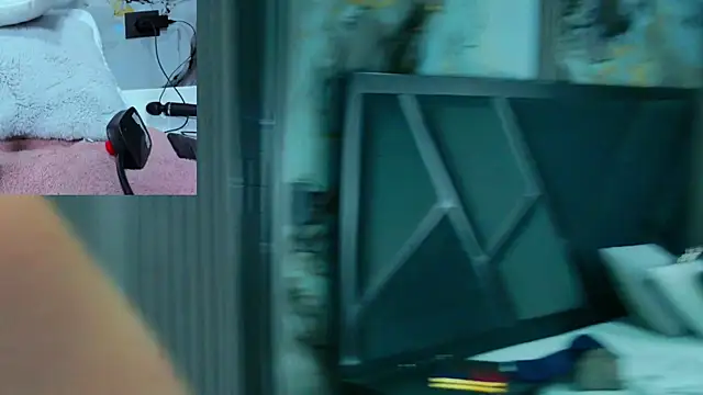 Snapshot of NathaxaLeans chatting on 10.20.25 NathaxaLeans online show from 10.20.25