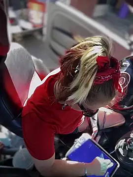 Snapshot of SummerBlueMoon chatting on 10.17.25 SummerBlueMoon online show from 10.17.25