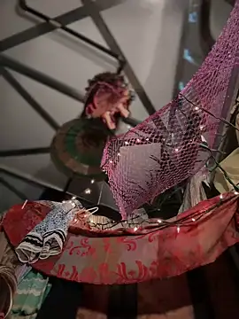 Snapshot of SummerBlueMoon chatting on 10.18.25 SummerBlueMoon online show from 10.18.25