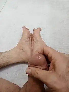 Snapshot of Hardapple01 chatting on 12.14.24 Hardapple01 online show from 12.14.24