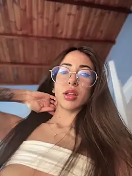 Snapshot of lauravasquez chatting on 09.29.25 lauravasquez online show from 09.29.25