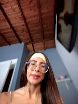 Snapshot of lauravasquez chatting on 10.16.25 lauravasquez online show from 10.16.25