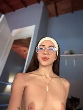 Snapshot of lauravasquez chatting on 10.23.25 lauravasquez online show from 10.23.25