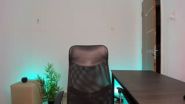 Snapshot of camille-rose chatting on 02.24.25 camille-rose online show from 02.24.25