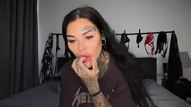 claudiacvc95 online show from 10.17.25