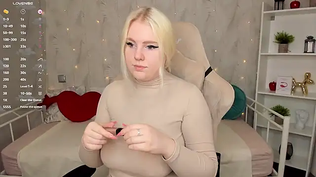 Snapshot of art_lovee chatting on 12.07.24 art lovee online show from 12.07.24