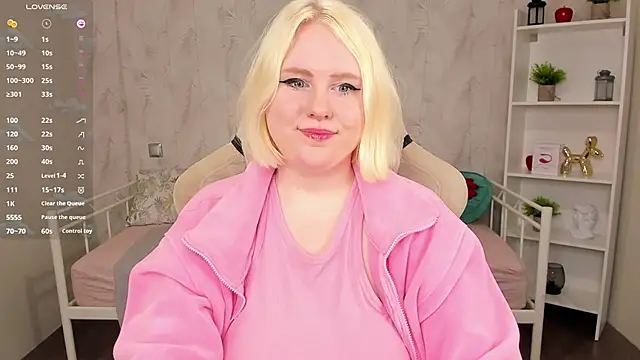 Snapshot of art_lovee chatting on 01.25.25 art lovee online show from 01.25.25