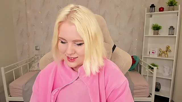 Snapshot of art_lovee chatting on 01.27.25 art lovee online show from 01.27.25