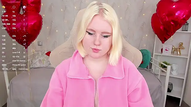 Snapshot of art_lovee chatting on 02.08.25 art lovee online show from 02.08.25