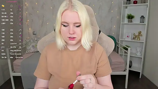 Snapshot of art_lovee chatting on 02.26.25 art lovee online show from 02.26.25