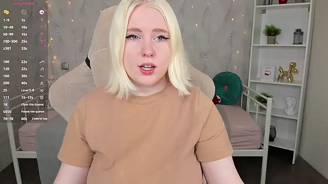 Snapshot of art_lovee chatting on 02.26.25 art lovee online show from 02.26.25