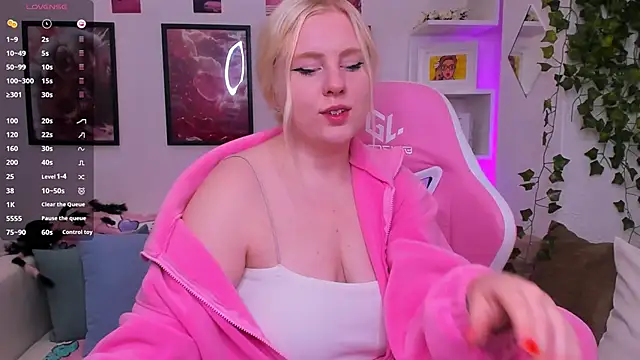 Snapshot of art_lovee chatting on 09.16.25 art lovee online show from 09.16.25