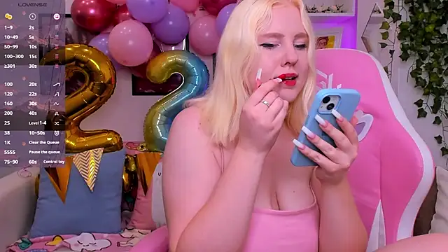 Snapshot of art_lovee chatting on 10.07.25 art lovee online show from 10.07.25