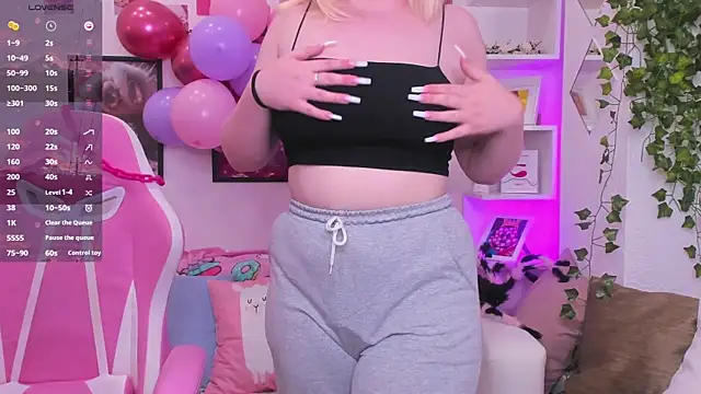 Snapshot of art_lovee chatting on 10.14.25 art lovee online show from 10.14.25