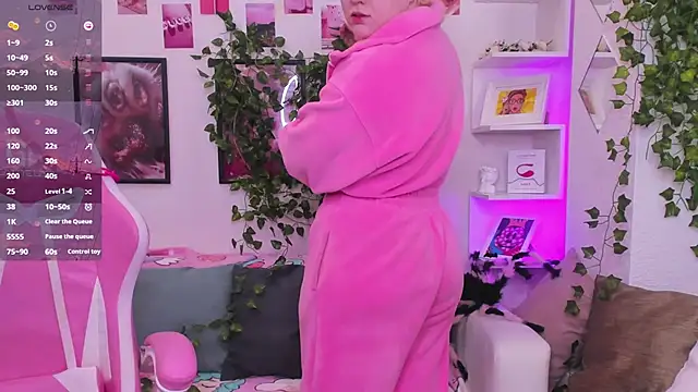 Snapshot of art_lovee chatting on 10.15.25 art lovee online show from 10.15.25