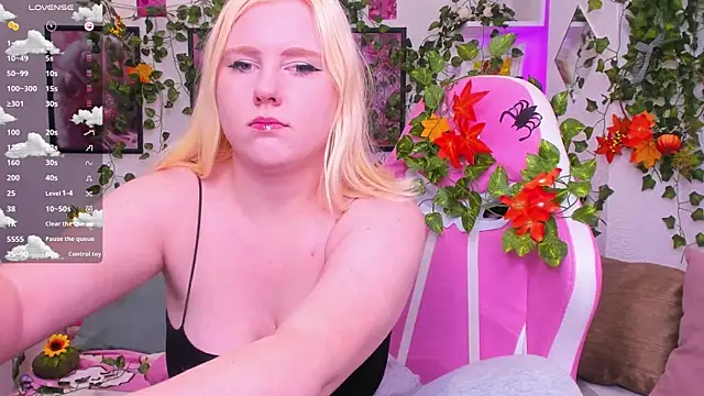 Snapshot of art_lovee chatting on 10.18.25 art lovee online show from 10.18.25