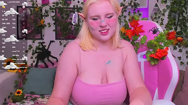 Snapshot of art_lovee chatting on 10.25.25 art lovee online show from 10.25.25