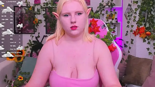 Snapshot of art_lovee chatting on 10.27.25 art lovee online show from 10.27.25