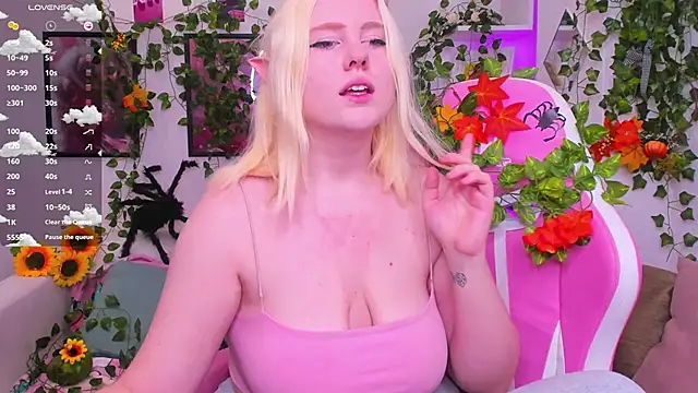 Snapshot of art_lovee chatting on 11.01.25 art lovee online show from 11.01.25