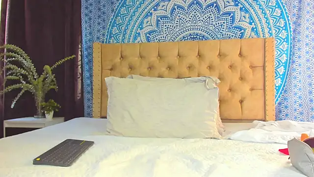 KeryHillson online show from 12.04.24