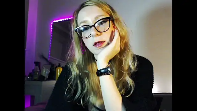 Snapshot of welliza chatting on 12.14.24 welliza online show from 12.14.24