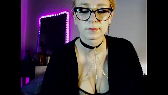 Snapshot of welliza chatting on 12.14.24 welliza online show from 12.14.24