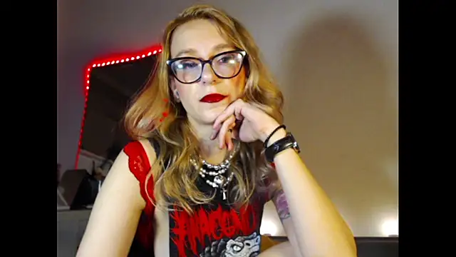 Snapshot of welliza chatting on 12.28.24 welliza online show from 12.28.24