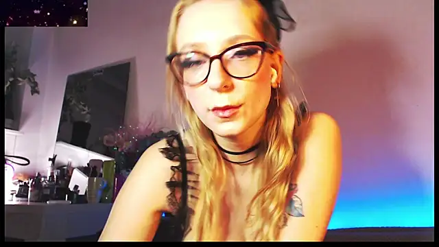 Snapshot of welliza chatting on 02.21.25 welliza online show from 02.21.25