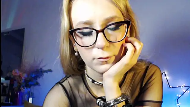 Snapshot of welliza chatting on 03.19.25 welliza online show from 03.19.25
