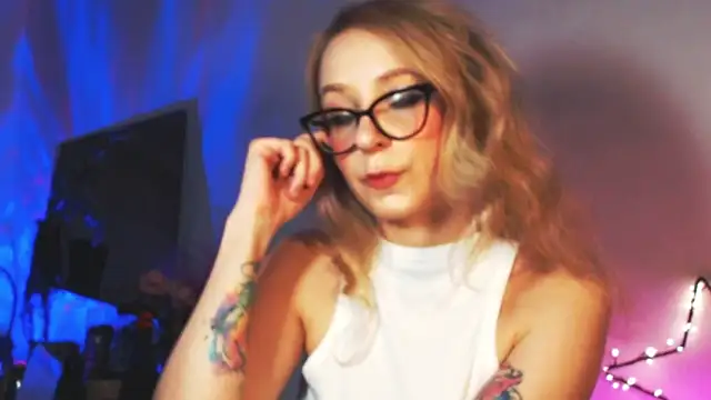 Snapshot of welliza chatting on 03.22.25 welliza online show from 03.22.25