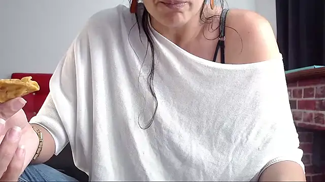 Lucynaugthyy online show from 02.13.25
