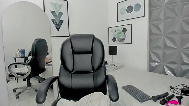 Tanisha  campbell online show from 10.04.25