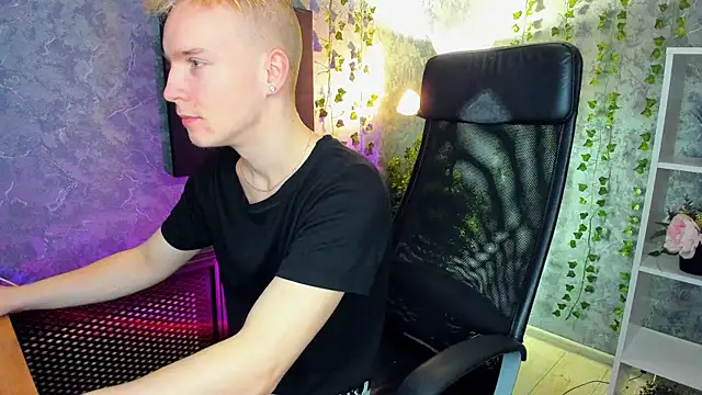Snapshot of AlexxSweet chatting on 01.04.25 AlexxSweet online show from 01.04.25