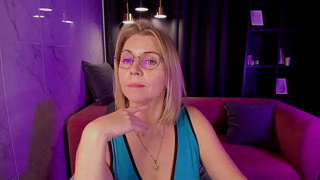 Annie Light online show from 09.16.25