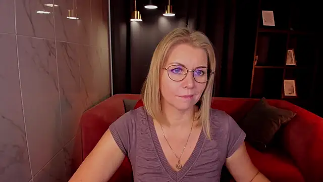 Annie Light online show from 09.24.25