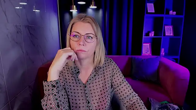 Annie Light online show from 10.20.25