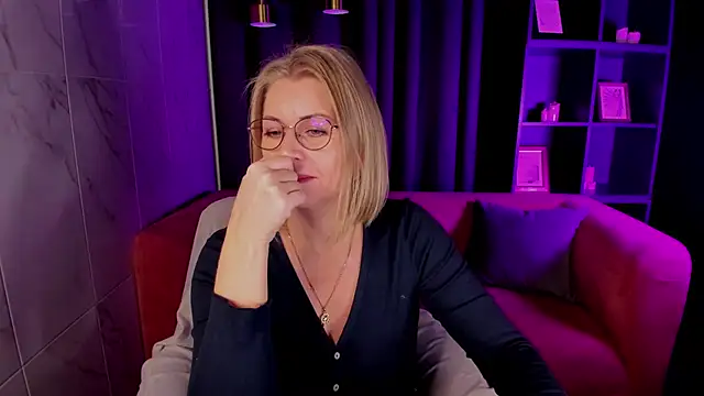 Annie Light online show from 10.21.25